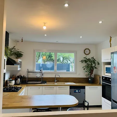 Spacious In Le Mans, Quiet & Terrace, 7 People Vakantiehuis *