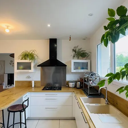 Spacious In Le Mans, Quiet & Terrace, 7 People Vakantiehuis Trangé