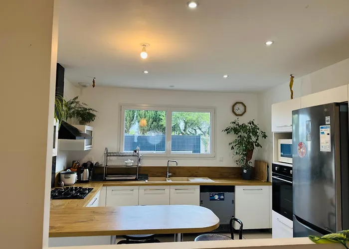 Spacious In Le Mans, Quiet & Terrace, 7 People Casa de Férias *