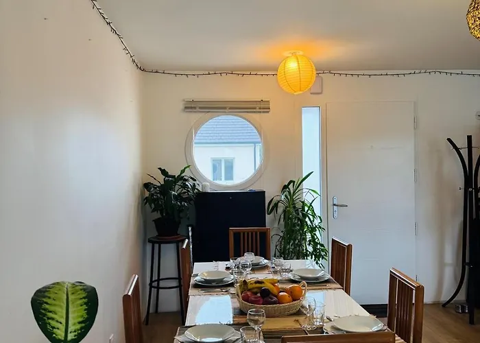 Spacious In Le Mans, Quiet & Terrace, 7 People Casa de Férias Trange