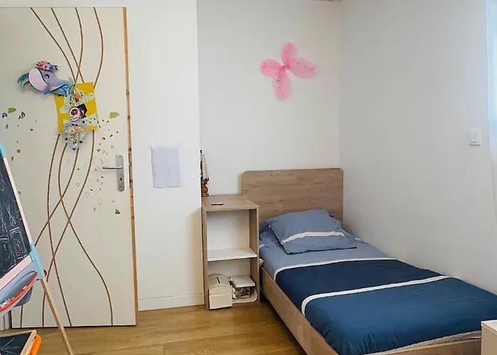 Spacious In Le Mans, Quiet & Terrace, 7 People Casa de Férias *